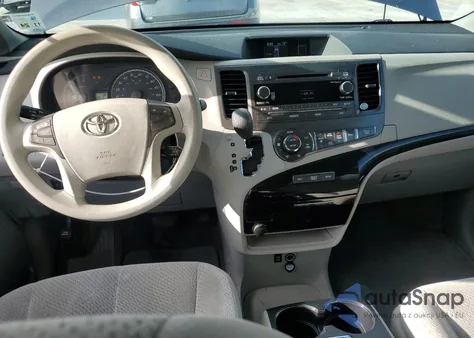 2013 Toyota Sienna Le z USA, uszkodzony, nr VIN 5TDKK3DC6DS382496